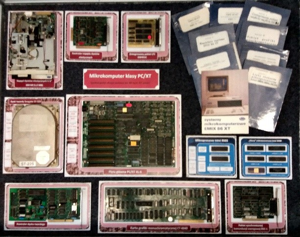 Oryginalne podzespoły pierwszych mikrokomputerów PC/XT EMIX. Zdjęcie z wystawy „Technika mikrokomputerowa w statystyce 1987 – 2017”