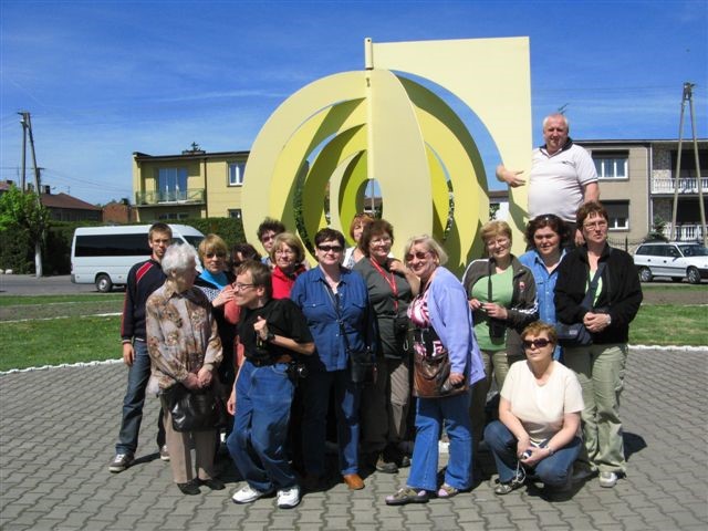 2009 - Piątek: pomnik geometrycznego środka Polski                      